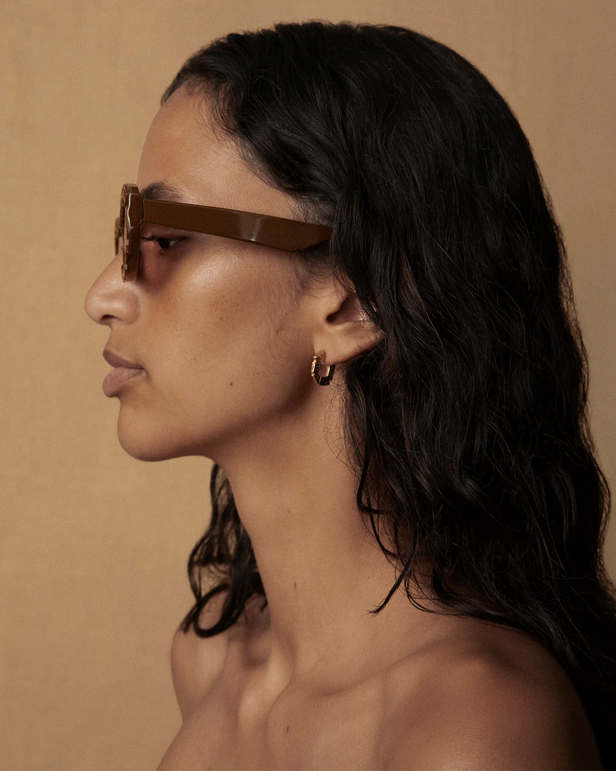 Draa Embossed Oval Sunglasses - Image 4