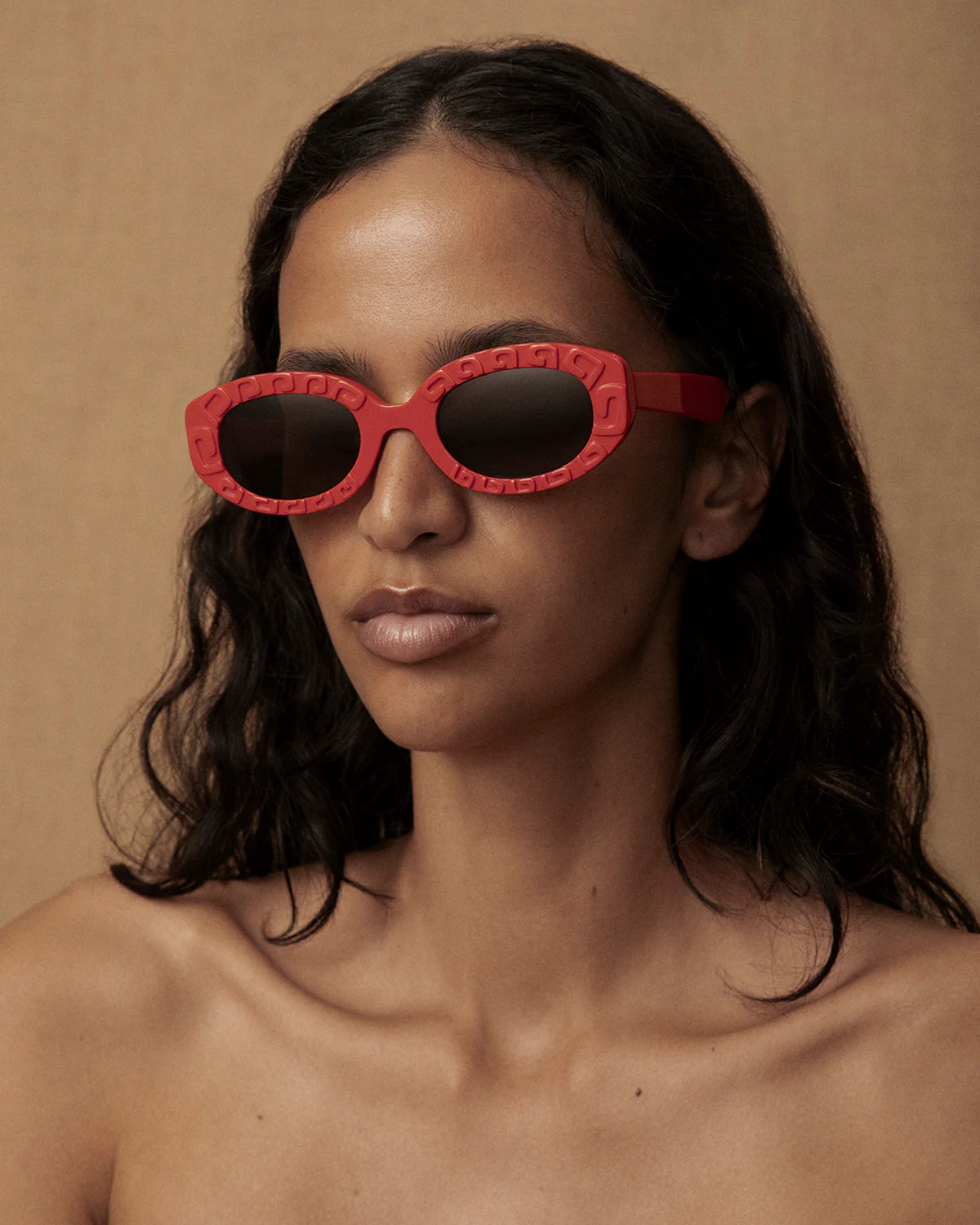 Draa Embossed Oval Sunglasses - Image 5