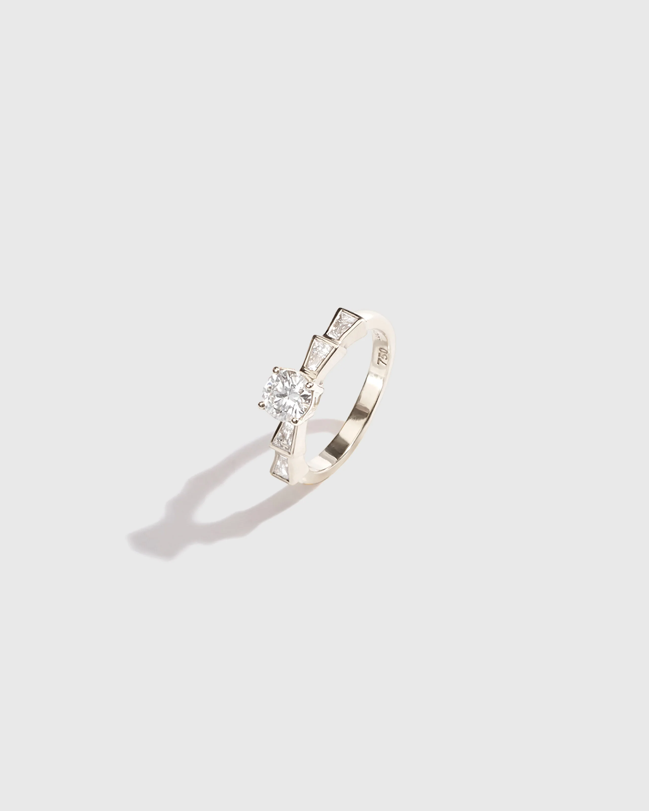 Majestic Ring - 18ct Diamond - Image 3
