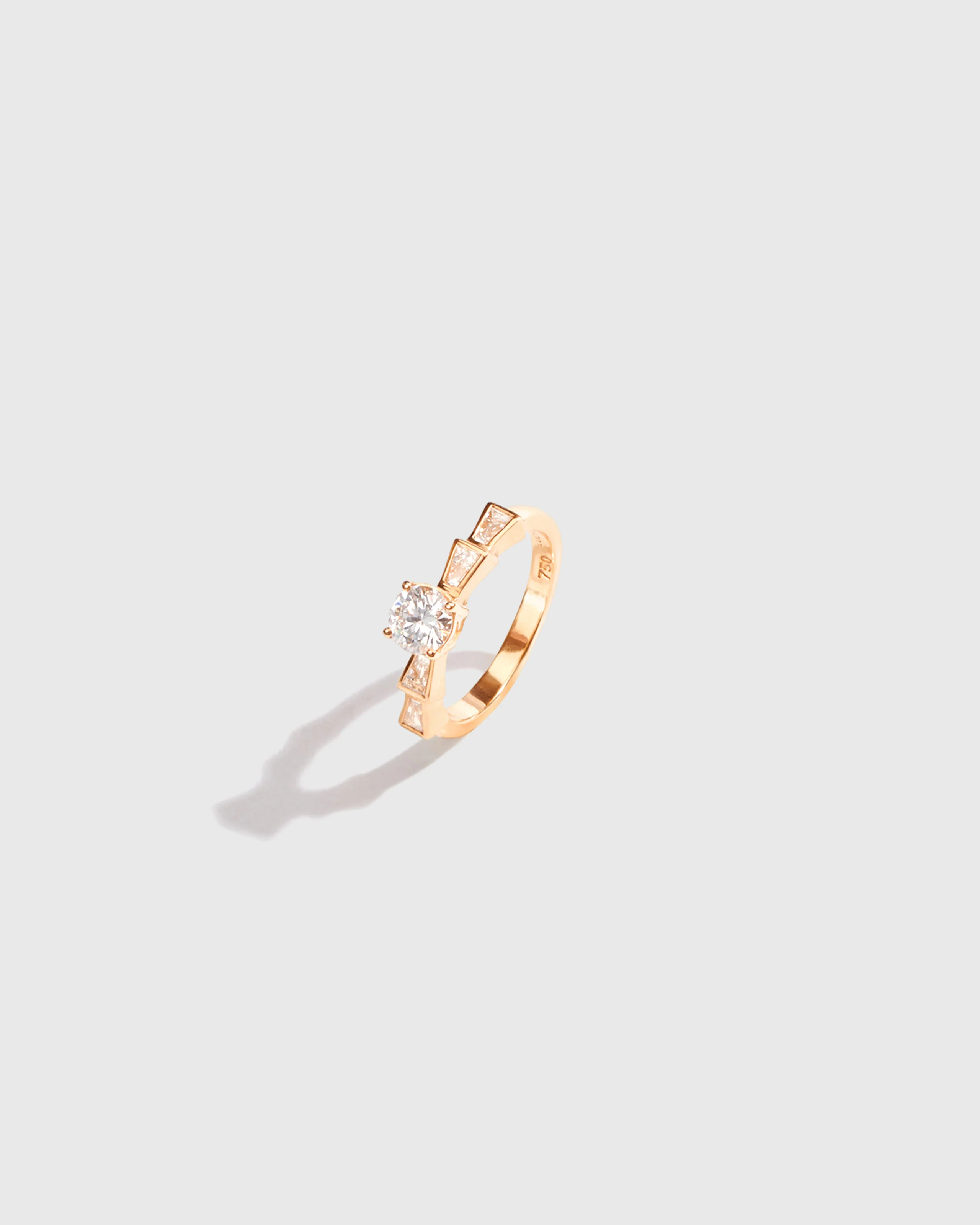 Majestic Ring - 18ct Diamond - Image 4